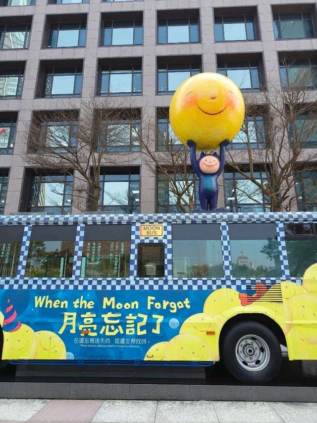 Hidden Art Bus Near Taipei 101 for Zero Dollars