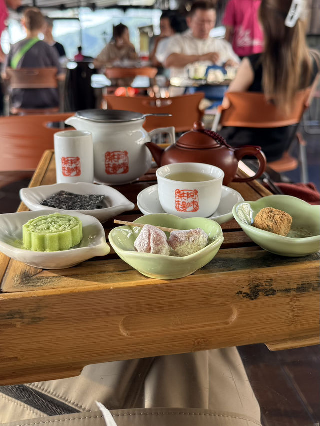千と千尋で有名になったお茶屋さん