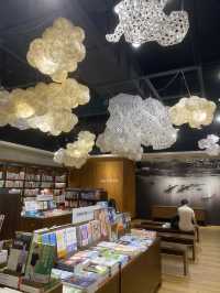 誠品書店 📘📙 花蓮 天空雲朵 ☁️ 燈