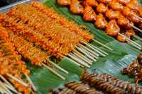 เที่ยวถนนคนเดินเชียงคานหน้าฝน ของกินฉ่ำ
