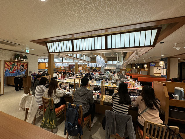 🍣 Fresh & Fun Conveyor‐Belt Dining at Dolphin Port