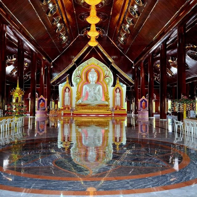 อุโบสถไม้แดง วัดพระพุทธแสงธรรม