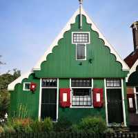 📍 Why Visit in Summer? Just 15 minutes from Amsterdam, Zaandam blends iconic Zaanse Schans windmill