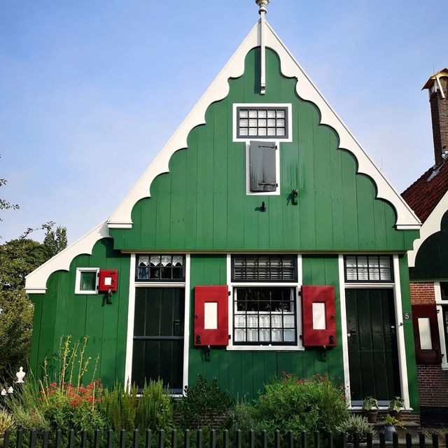 📍 Why Visit in Summer? Just 15 minutes from Amsterdam, Zaandam blends iconic Zaanse Schans windmill