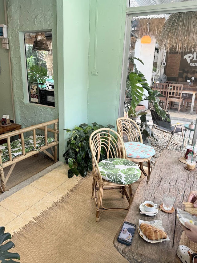 Paupau Cafe: Island Vibes & Good Eats