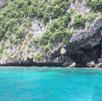 🏝️ เกาะพีพี กระบี่ | ทะเลสีฟ้าใส กับภูเขาหิน
