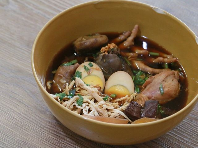 นิยมเส้น ก๋วยเตี๋ยวไก่ตุ๋น & ขนมจีนน้ำยาปักษ์ใต้ ม
