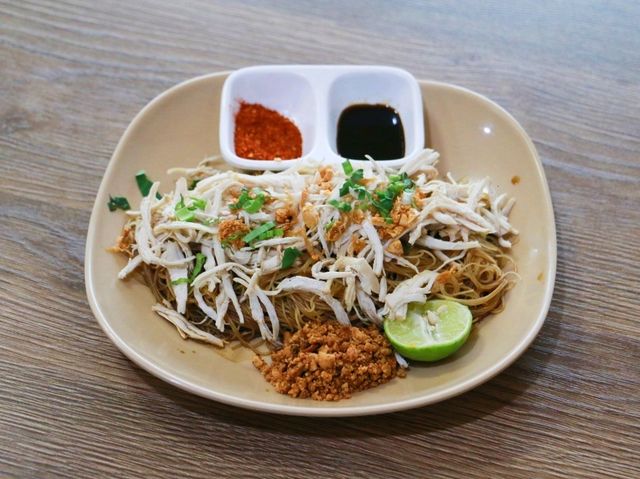 นิยมเส้น ก๋วยเตี๋ยวไก่ตุ๋น & ขนมจีนน้ำยาปักษ์ใต้ ม