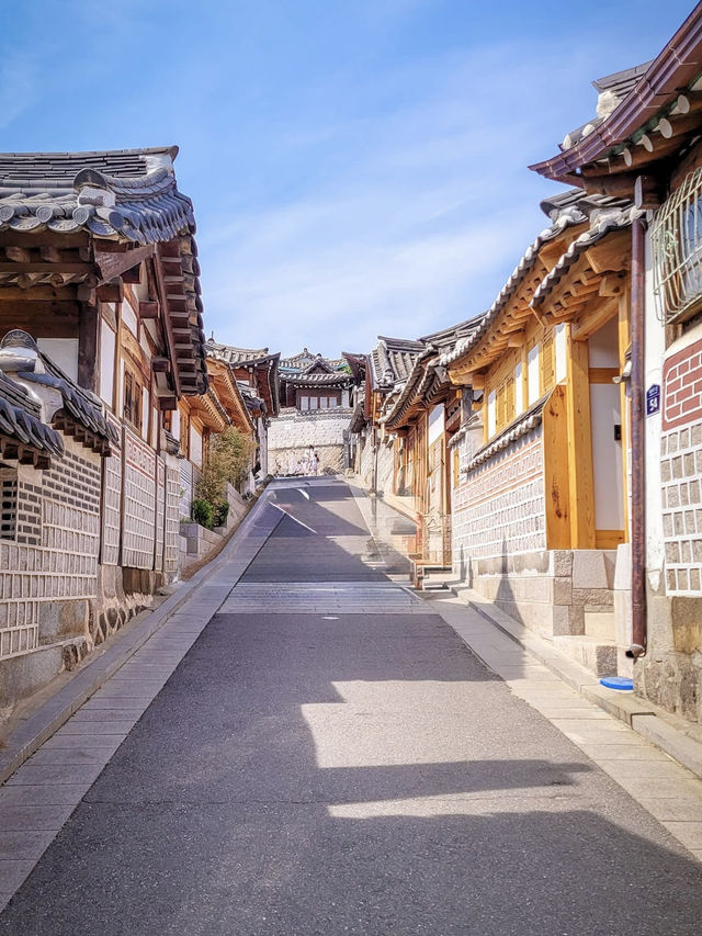 Bukchon Hanok Village: Time-Travel Through Seoul’s Most Photogenic Alleys"** 🏮🏡