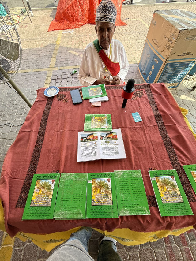 Must-Visit Friday Market Experience in 🇴🇲