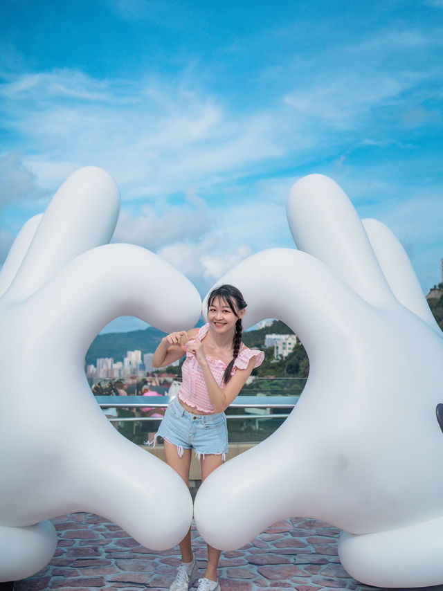 「米奇與好友」玩轉香港太平山頂！🚠  嚟香港旅行必到太平山頂飽覽維港景色，今個暑假，全港首個迪士尼「Mickey Keep It Real」主題活動登陸太平山頂，「米奇」帶埋成班人氣角色米奇、米妮、