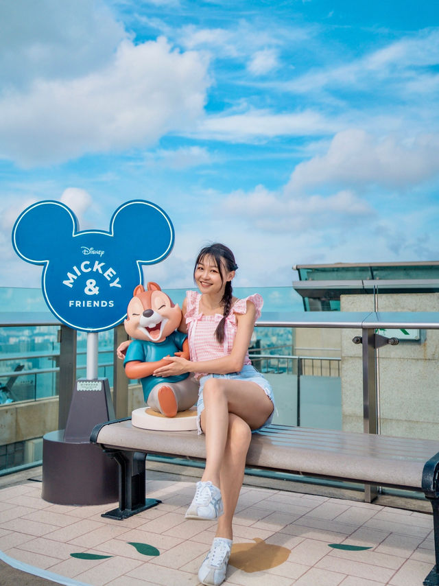 「米奇與好友」玩轉香港太平山頂！🚠  嚟香港旅行必到太平山頂飽覽維港景色，今個暑假，全港首個迪士尼「Mickey Keep It Real」主題活動登陸太平山頂，「米奇」帶埋成班人氣角色米奇、米妮、