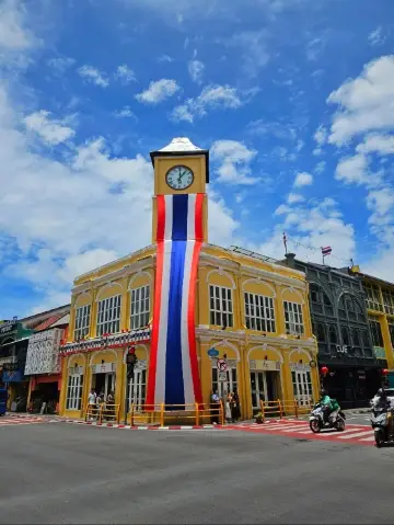 Phuket Old Town – Heritage Vibes, Street Art & Night Market Fun