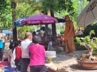 ชมปราสาทหินทราย ฟังธรรมะหลวงพ่อแดง