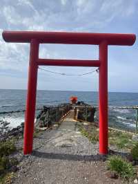 利尻島の海岸に佇む神秘の社「北のいつくしま弁天宮・龍神の岩」⛩🐉