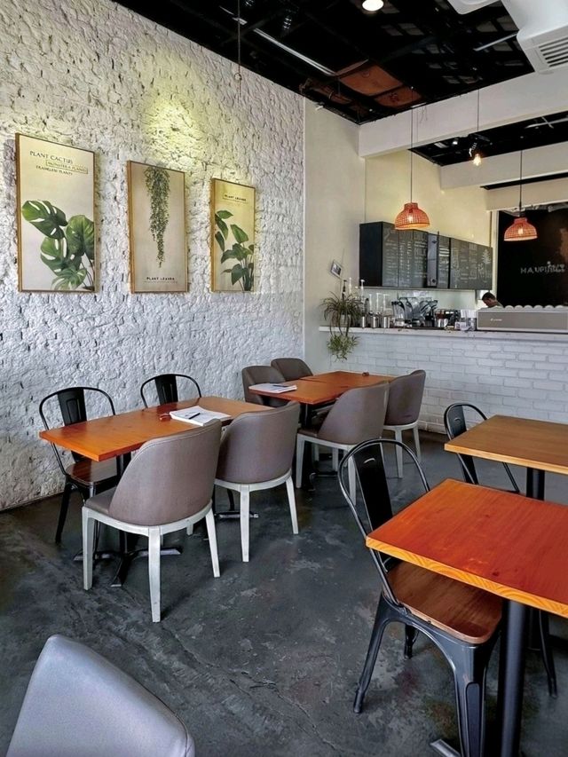 JB Foodie Guide: Coffee, Comfort & Charm at Fifty Trees. ☕🥗🍗🫑🍟🍰🫛🧁🍝🍕🥃