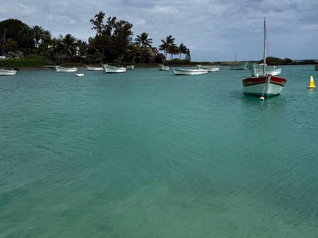 Notre Dame Auxiliatrice - Bright colors and a picturesque view of Mauritius 