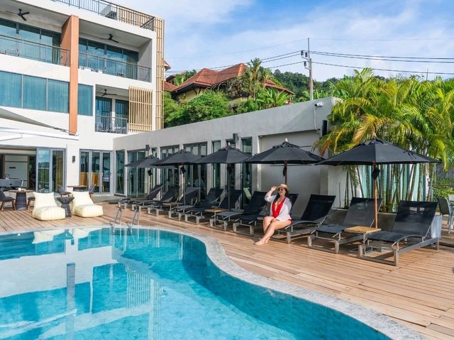 ที่พักบนเนินเขามองวิวหาดป่าตองได้เต็มตา เงียบสงบ