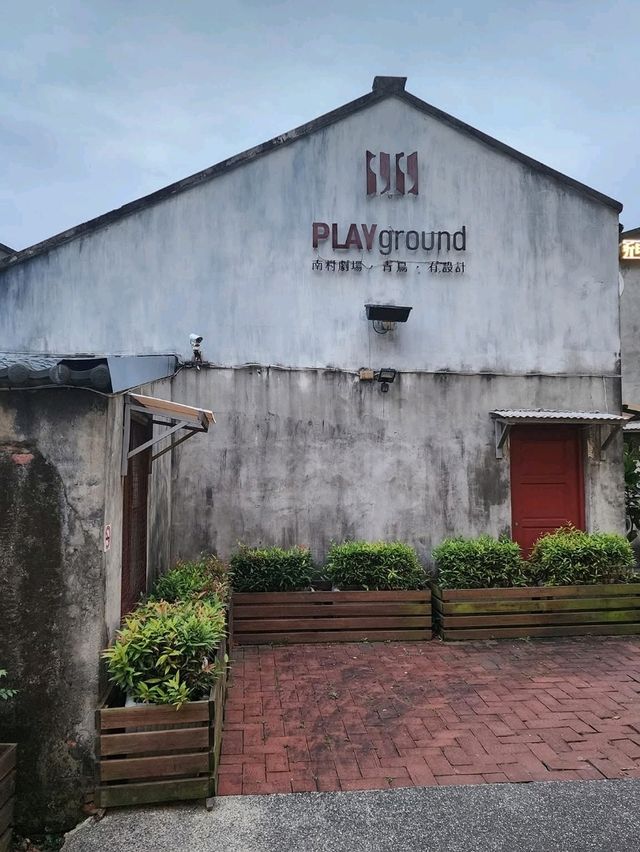 Urban Vibes & Vintage Feels 🌆✨ Urban Vibes & Vintage Feels 🌆✨