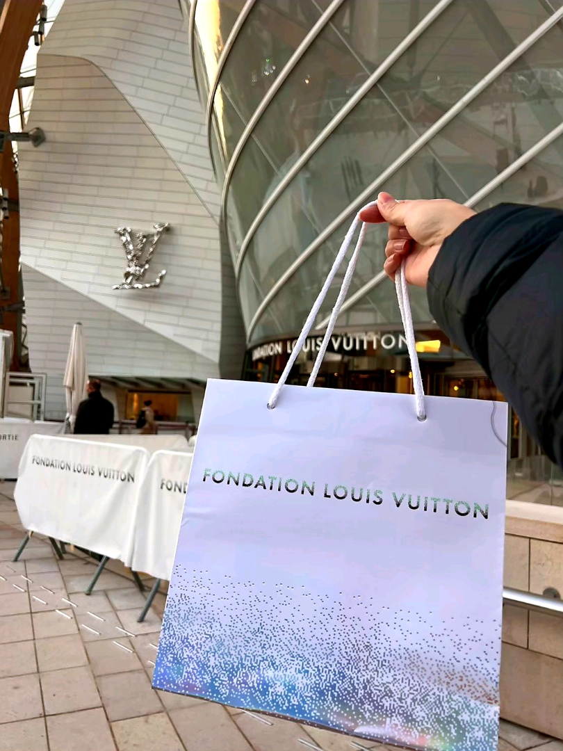 [Fondation Louis Vuitton] Is this really a museum!? The most stylish and futuristic building in Paris.