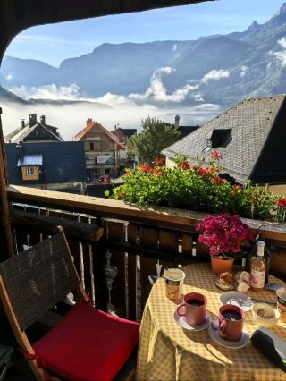 Hallstatt — A Village That Wakes Up Inside a Painting