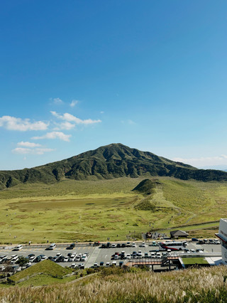 [Kumamoto Prefecture, Aso] The vast grasslands that represent Aso, created by volcanoes.