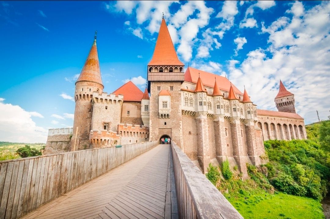 Замок Корвинов в Румынии 🇷🇴 — Настоящая готическая сказка средневековой Европы 🏰✨