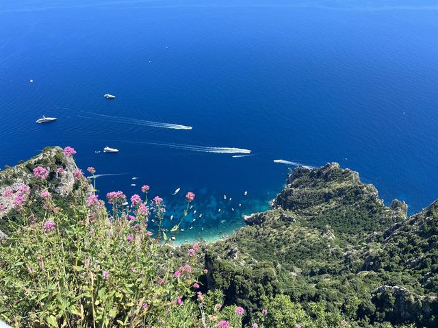 Day overlooking the beautiful view of Capri 🇮🇹