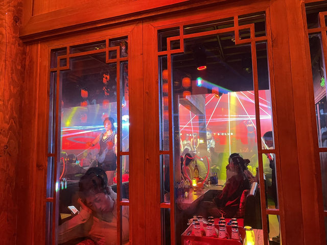 穿越時空的微醺夜晚－麗江古城酒吧街