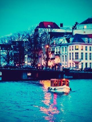  Vlaai, Trappist Quadrupel & the Silent Canal: Watching a Late-Night Knockout Game in a Repurposed B