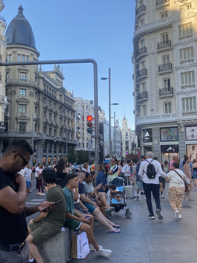 The vibe of Madrid in a couple of pictures. 