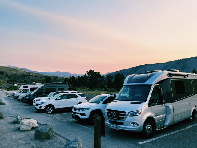 🚙 Transportation Tips for Yellowstone National Park 🏞️🧭