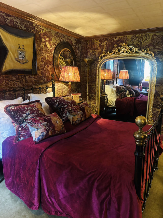 More than 300 years old historic, old-style English 5star hotel in Edinburgh 