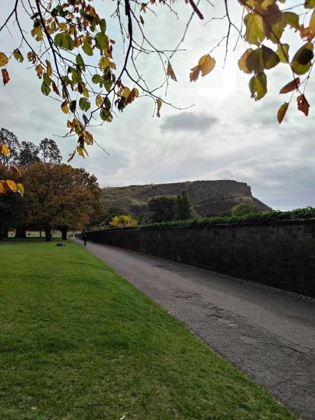 The Palace of Holyroodhouse: A Quiet Majesty Beneath the Crags The Palace of Holyroodhouse: A Quiet Majesty Beneath the Crags