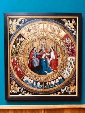 #冬日之旅 🎨 巴塞爾美術館藝術之旅 🖼️

走進巴塞爾美術館，彷彿置身於歐洲藝術的寶庫，幾個世紀的藝術創意——從文藝復興時期的經典之作到當代藝術巨匠——匯聚於此，栩栩如生。這座藝術愛好者的天堂，以其充滿活力的展覽和引人注目的建築空間，定能激發您的藝術靈感。

🧭 推薦路線：

早點出發，享受更安靜的參觀體驗。從常設展廳開始，從宏偉的一樓展廳（欣賞霍爾拜因、克拉納赫等古典大師的作品）一路向上，前往樓上，那裡陳列著印象派和現代藝術作品（例如莫奈、畢卡索、賈科梅蒂）。

🎯 必做體驗：

千萬別錯過那幅以醒目的藍色背景襯託的男士油畫——畫中一位戴著皮草帽的男士格外引人注目，與博物館簡潔的牆面形成鮮明對比，絕對能成為引人注目的話題！您可以在較安靜的房間裡寫生，或是在雕塑庭院稍作停留，靜靜思考。

📸 絕佳拍照地點：

- 宏偉的大理石樓梯－經典優雅的背景。

- 擁有自然採光的展場：光線最佳，氣氛最佳。

- 在博物館寬闊的藍色牆面上，拍攝您最喜歡的肖像照，打造充滿藝術氣息的氛圍。

🍽️ 小貼士：

在藝術博物館小酒館 (Bistro Kunstmuseum)（地址：St. Alban-Graben 16，早上 9 點開始營業）補充能量——其別緻的環境與藝術相得益彰，是享用午間咖啡或瑞士糕點的理想之選。

⚠️實用貼士及注意事項：

- 週一休館。

- 背包必須寄存，請盡量輕裝出遊。

- 建議租用語音導覽，以便更深入地了解展品—絕對物超所值！

- 大多數展廳允許拍照，但請務必查看相關標誌。

#巴塞爾 #巴塞爾美術館 #藝術愛好者 #博物館日 #瑞士