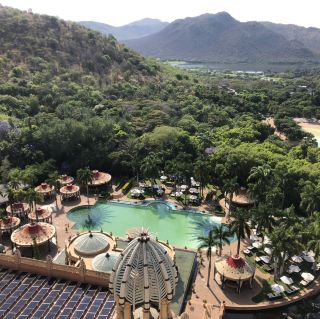 🌞 夢想在陽光明媚的山巒和蔥鬱的綠蔭環繞下,享受奢華假期?太陽城度假村的失落之城宮殿酒店 (Palace of the Lost City at Sun City Resort) 將為您實現夢想。飯店擁有宏偉的西式建築,掩映在精心修剪的花園和熱帶風光中。無論您是在波光粼粼的泳池邊休憩,還是漫步於裝飾著色彩斑斕壁畫的大廳,這家酒店都將帶您體驗純粹的南非夢幻之旅。

交通便利-從約翰尼斯堡或蘭塞利亞機場開車即可輕鬆抵達太陽城,飯店設有安全停車場,入住手續也十分便捷。進入飯店後,千萬不要錯過氣勢恢宏的圓形天花板壁畫,周圍環繞著美麗的室內植物,絕對是拍照打卡的絕佳地點!飯店的庭院景色壯麗,漫步其中,彷彿置身於一片戶外文化景觀之中。

飯店服務也堪稱一流,員工熱情周到,尤其是客房服務,確保您房間的舒適度與度假村的優美環境相得益彰。家庭遊客一定會愛上這裡豐富的設施,從專人照顧的兒童活動到泳池和廣闊的草坪,應有盡有。小提醒:預訂晚餐前,請務必查看餐廳的用餐年齡限制。

全新升級的自助早餐由##jan傾情打造,更有現場鋼琴演奏,為您開啟美好的一天。您可以盡情享受各種活動:在泳池暢遊,探索自然步道,或在標誌性建築和壯麗山景前拍照留念。想要體驗極致寧靜,不妨選擇在周中入住,避開人潮高峰!

#太陽城 #豪華飯店 #家庭旅行 #親近大自然 #南非 #2026旅行
