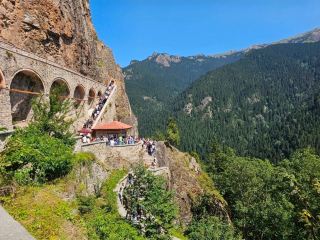 🇹🇷 อารามซูเมลา ⛰️🏛️ อารามอันงดงามตั้งอยู่บนหน้าผา