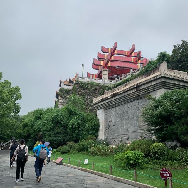 Short way to the Yellow Crane Tower 