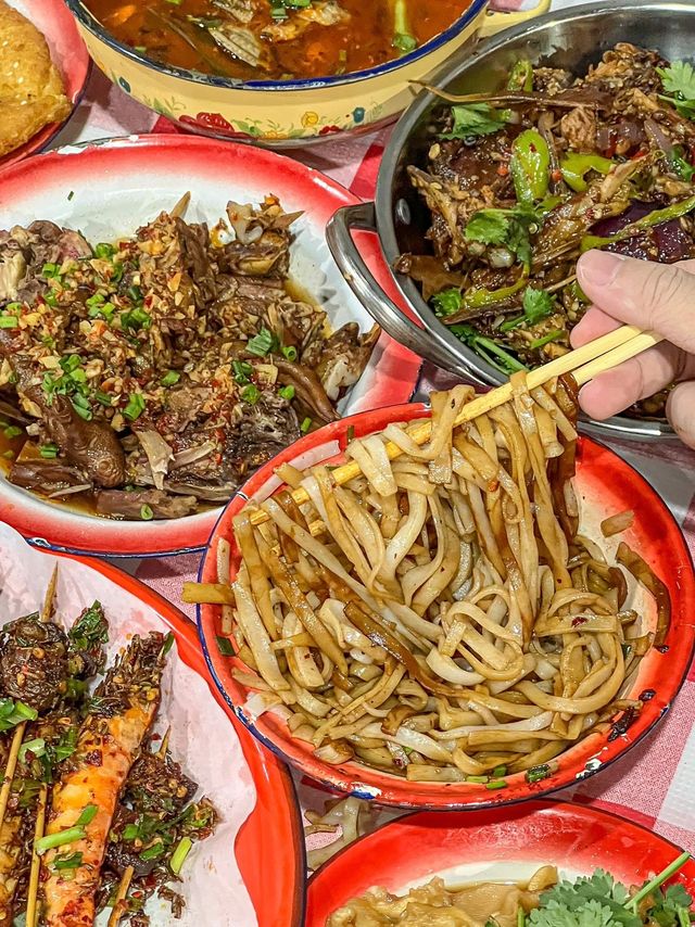 我找到一家非常好吃的燒烤夜宵！酸菜肥腸炒飯巨好吃！