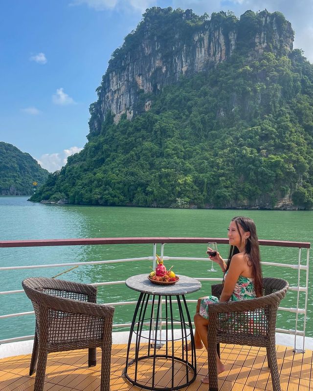 Cruising Bliss in Halong Bay 🚢