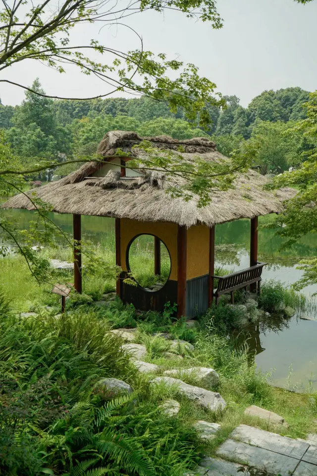 Free ancient-style park in Chengdu city area, Huanhuaxi