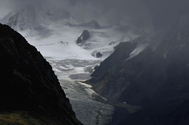 從然烏湖行160公里到波密，一路風景太美了，雪山白雲融為一體，聖潔感太強了