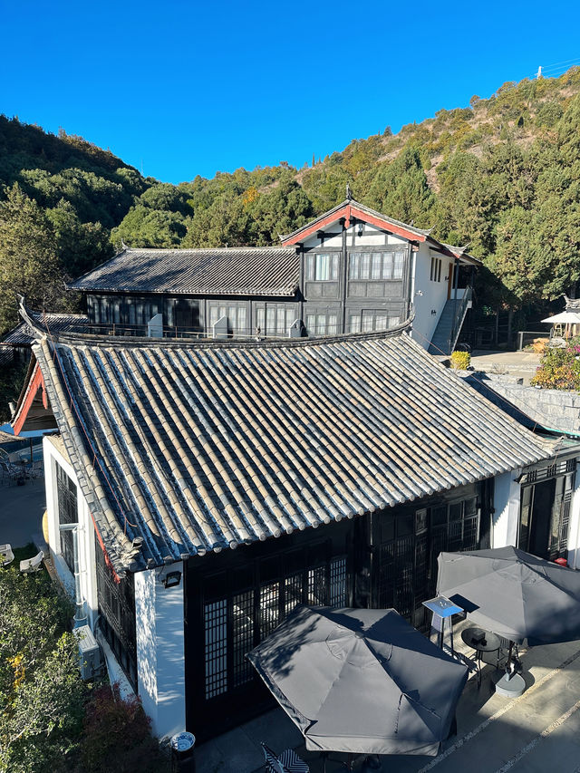 麗江民宿|住進束河古鎮半山腰古典民宿