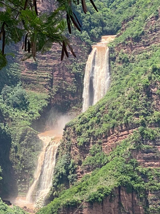 姚安大山裡的瀑布絕美景色，雲南最高瀑布三潭瀑布