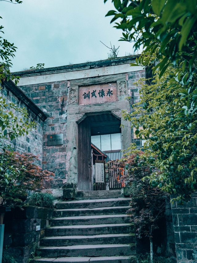藏在長江邊的仿古小鎮，宏偉而又虛無