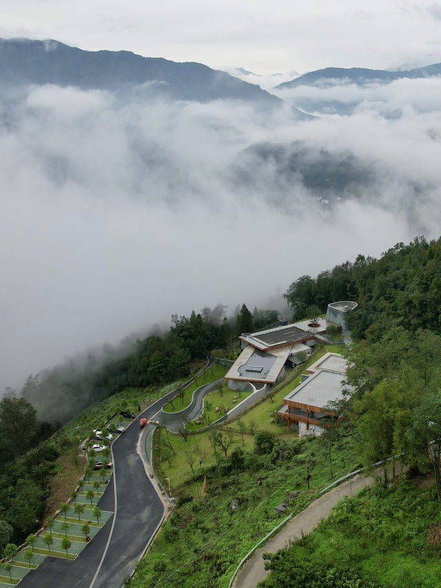 上山上成都周邊雲朵上的羌族特色民宿
