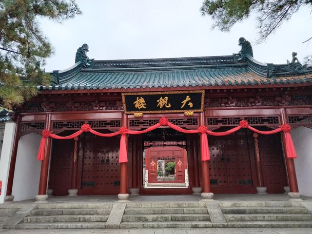青浦大觀園係一座大型仿古園林建築，位於青商公路701號，坐落於淀山湖兩側，距離上海市中心六十五公里。