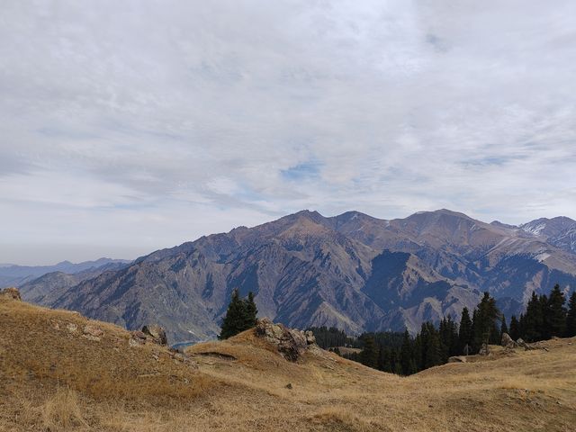 天山天池：登頂燈杆山，相望博格達峰。