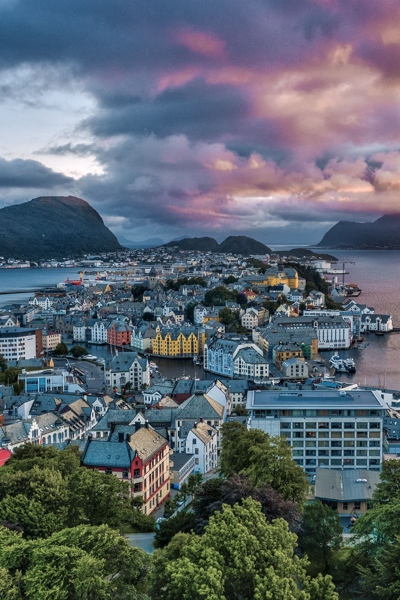 Alesund, Na Uy, một nơi cổ tích nơi thiên nhiên và nghệ thuật hòa quyện vào nhau