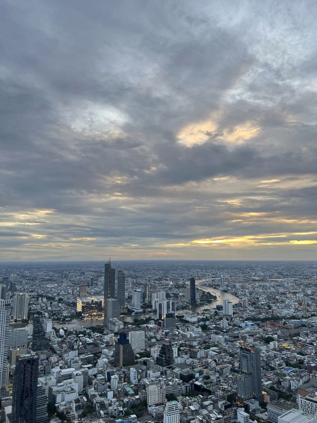 雲端之上：曼谷瑪哈納功大廈的像素奇景